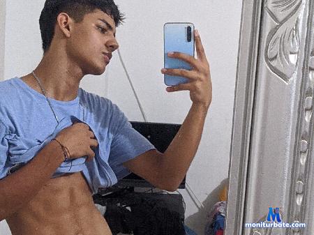 ryan-rey flirt4free performer Cachondo, musculoso y bonito ; un moreno no encontrado