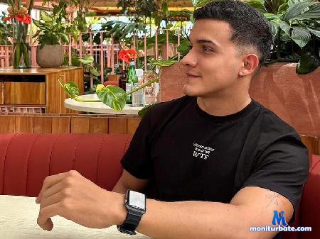 liam-stonne flirt4free performer I love to travel, play sports, and live life to the fullest.