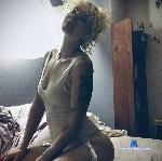 LeslieLuxx stripchat livecam show performer room profile