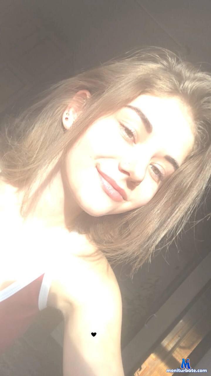 LauraLillian Stripchat performer