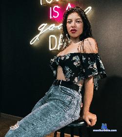 courtneylovesdirty stripchat livecam performer profile