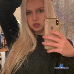 lolaura stripchat livecam show performer room profile
