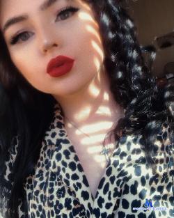 GoldenDolly stripchat livecam performer profile