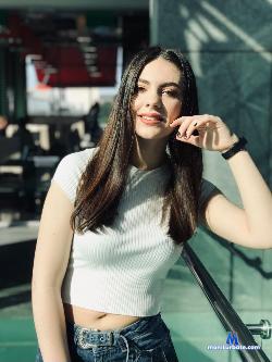 LaraMills stripchat livecam performer profile