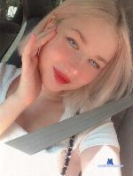 MoonLunaa stripchat livecam show performer room profile