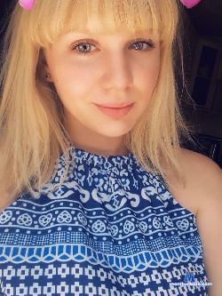Sky_BlondeX stripchat livecam performer profile
