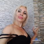Hotnessi stripchat livecam show performer room profile
