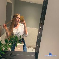 AdelinaLoveee stripchat livecam performer profile