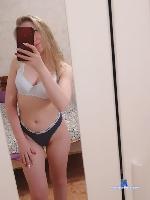 Laura-Wchite stripchat livecam show performer room profile